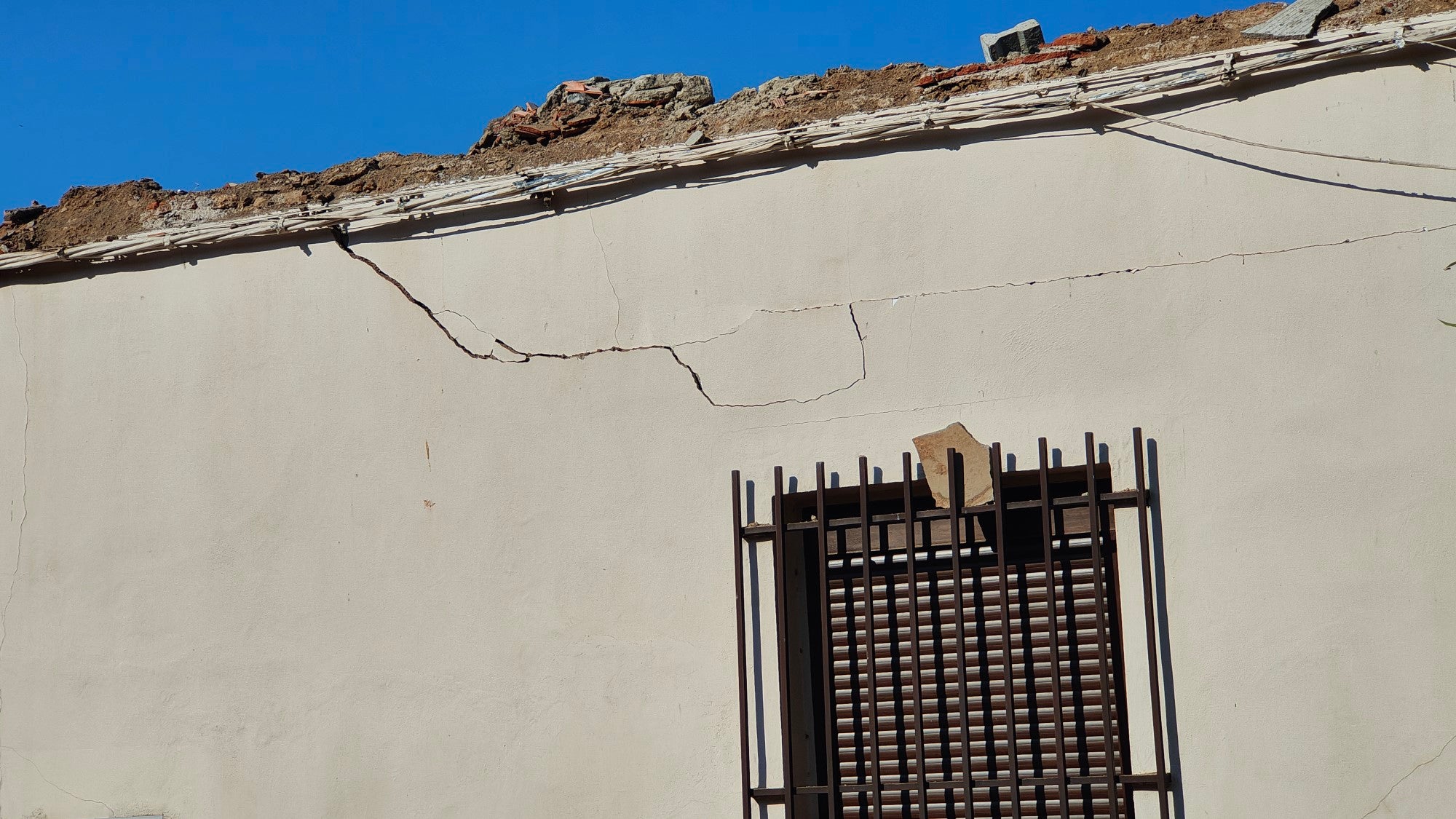 Derrumbe del tejado del salón de la Casa del Pueblo
