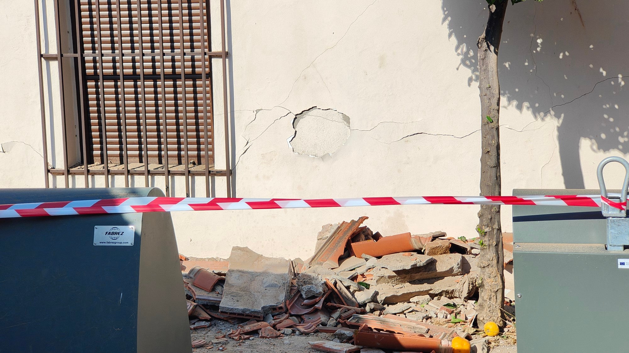 Derrumbe del tejado del salón de la Casa del Pueblo