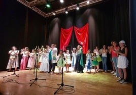 Los protagonistas agradecen los aplausos del público