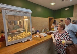 Esperando para recoger las palomitas