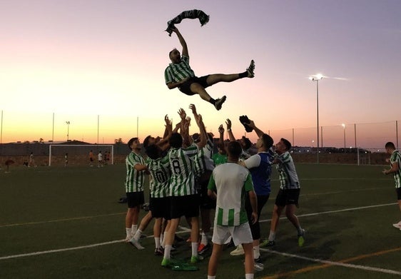 Los valverdeños celebran el triunfo manteando a uno de sus jugadores