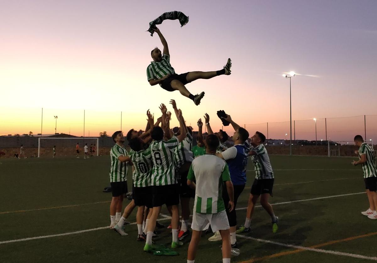 Los valverdeños celebran el triunfo manteando a uno de sus jugadores