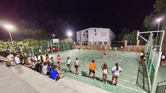 Los pequeños disfrutan de una noche mágica con la acampada nocturna del Gran Prix