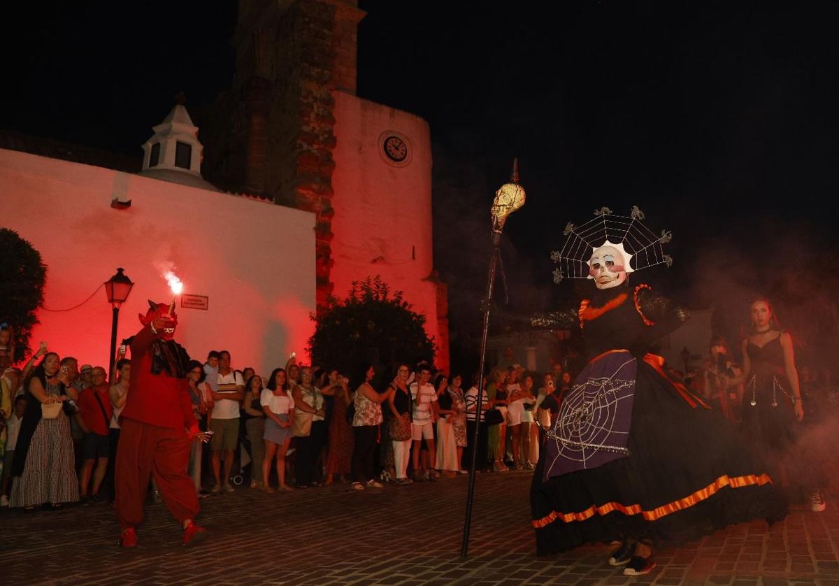 La Maligna recorre las calles destrozando todo a su paso