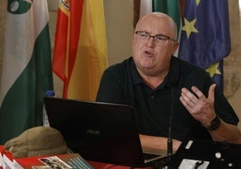 Juan de Dios Santos durante la presentación de su libro