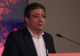 Guillermo Fernández Vara en una de sus visitas a Valverde de Leganés