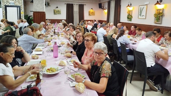 Más de 110 personas participan en la cena solidaria