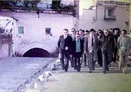 Visita del gobernador a las obras de canalización. Le acompañana el alcalde Antonio Rabel, el secretario Juan Rastrollo, el juez de paz Luis Ortiz, y el resto de la coprporación entre los que están José López 'El Portugués', Juan Benavides, César Cuéllar, Juan Delicado, Anselmo Antúnez y otras autoridades locales. Al fondo, el edificio.