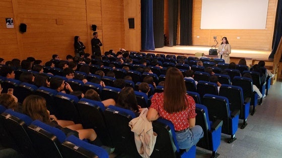 Raquel Bazo da una conferencia a los alumnos sobre 'El Lazarillo de Tormes'
