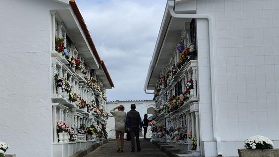Valverdeños y visitantes cumplen la tradición de honrar a sus fallecidos
