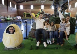 Divirtiéndose en la exposición Criaturas Jurásicas