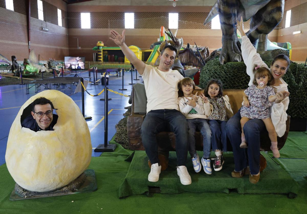 Divirtiéndose en la exposición Criaturas Jurásicas