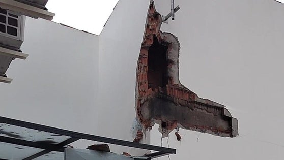 Un rayo impacta en una vivienda de la urbanización de La Pina