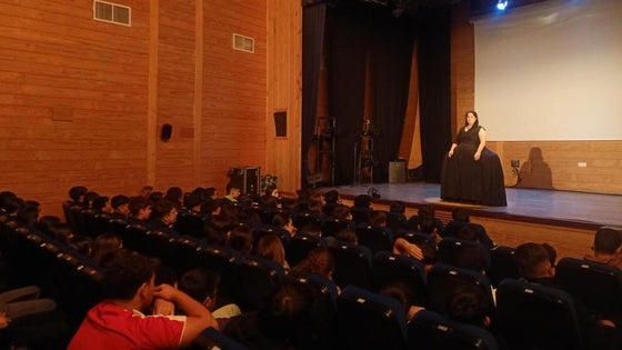 Los escolares disfrutaron de la obra de teatro 'Menina'