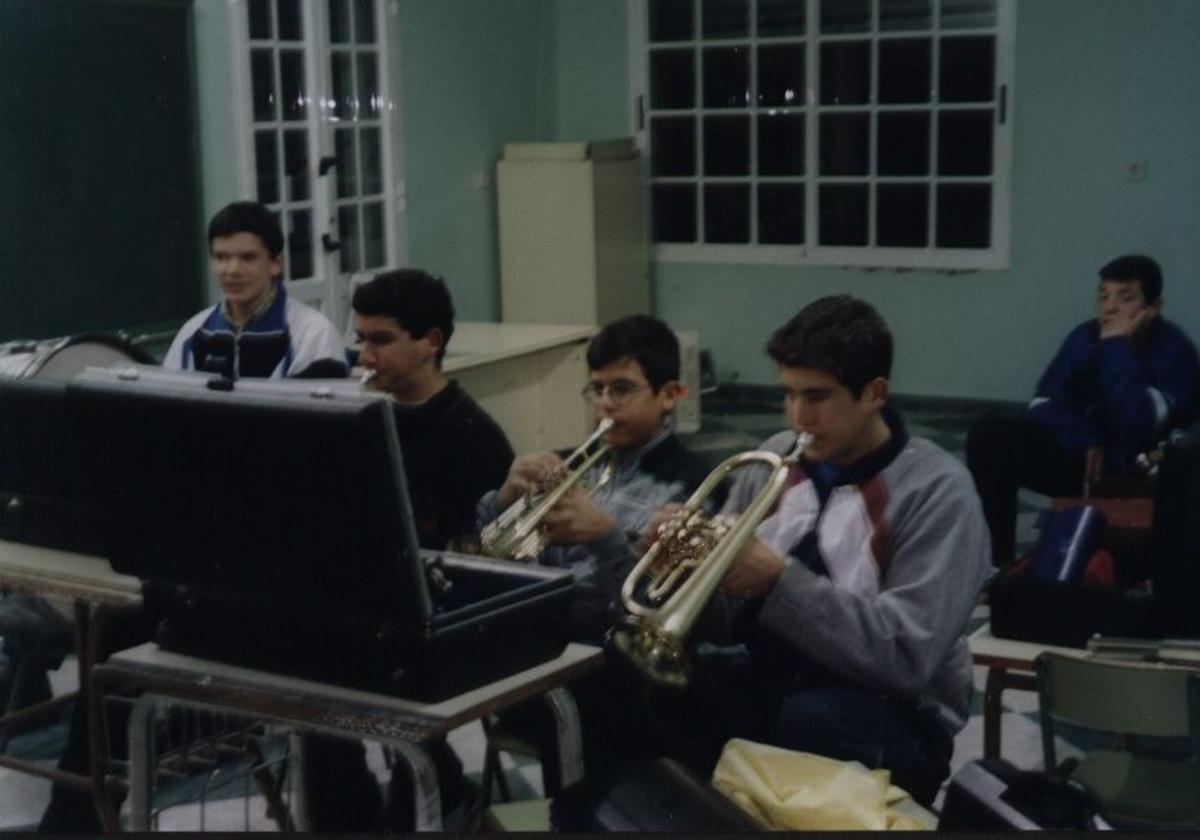 Varios alumnos dando clases en los inicios