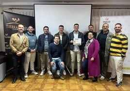 Desiderio junto a sus trabajadores y los concejales valverdeños