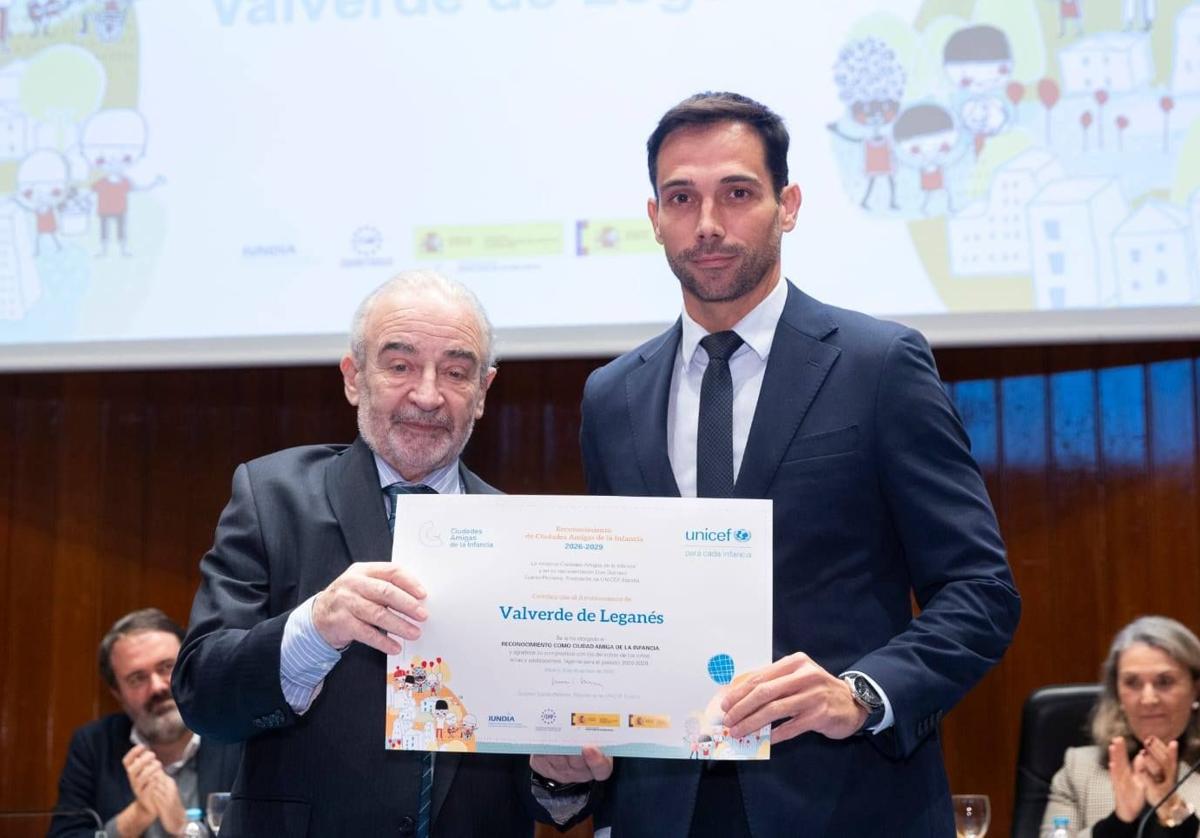 Entrega del diploma al alcalde de Valverde, Manuel Borrego