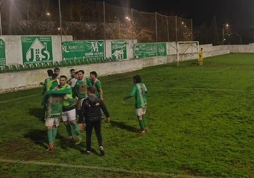 Los valverdeños celebran el gol de Mati