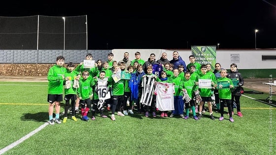 Una treintena de niños aprenden y disfrutan con el Campus de Fútbol Navideño