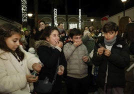 Varios pequeños se toman las golosinas