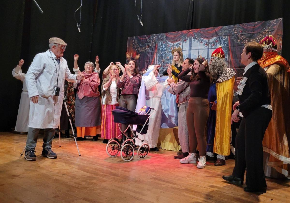 Imagen principal - El teatro local sale a relucir durante la Navidad