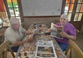 Pedro y Antonio, dos fieles lectores de HOY Valverde que aún prefieren la edición impresa