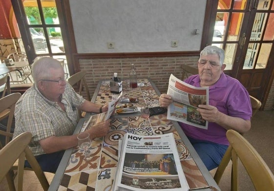 Pedro y Antonio, dos fieles lectores de HOY Valverde que aún prefieren la edición impresa