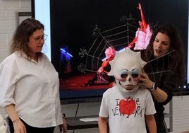 Un alumno se prueba la máscara de La Diabla