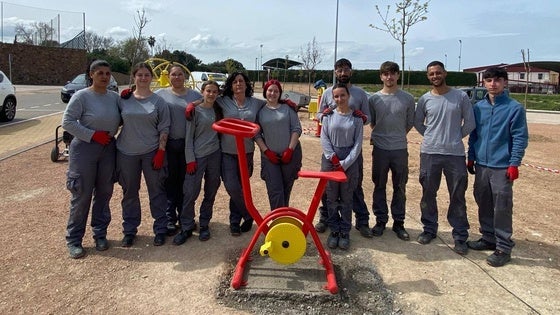 La Escuela Profesional instala equipamiento biosaludable junto al centro de salud