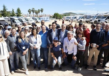 Asistentes al acto de inauguración