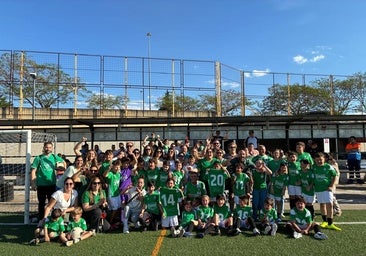 Jugadores, equipo técnico y familiares celebran la victoria