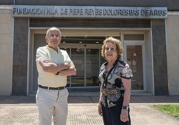 Pedro Arias González, presidente de la Fundación Hija de Pepe Reyes, Dolores Bas de Arús, y María del Carmen Delgado Sánchez, vicepresidenta primera de la entidad
