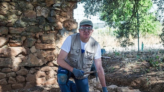 Paco Carreres es uno de los jubilados voluntarios que trabajan como peón de arqueología en uno de los yacimientos del Rebellao.