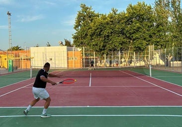 El torneo de tenis de verano reúne a nueve jugadores en la renovada pista local