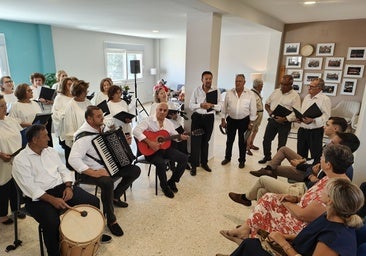 Actuación del Coro Almendro Real durante la inauguración