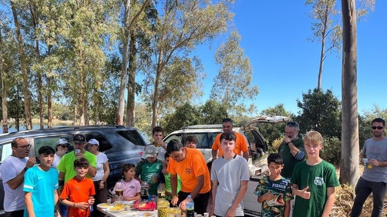 Quince niños disfrutan de una jornada de pesca y convivencia en Piedra Aguda