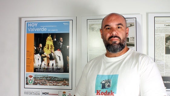 Un servidor junto a la portada del primer número del hiperlocal, publicado en octubre de 2011
