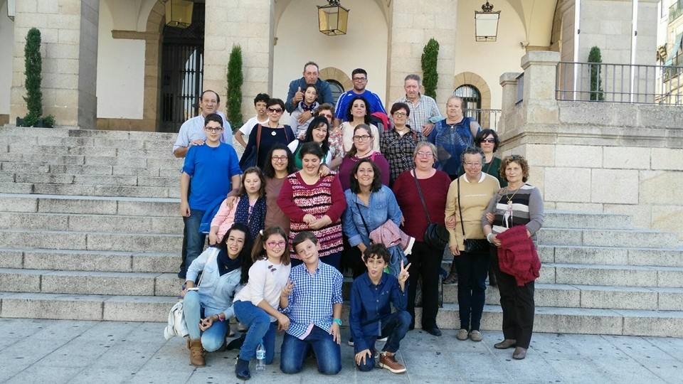 Grupo de Valverdeño en las puertas del Ayuntamiento de Cáceres