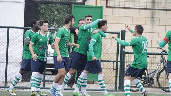 Los jugadores valverdeños felicitan a José Mari, autor del gol de la victoria
