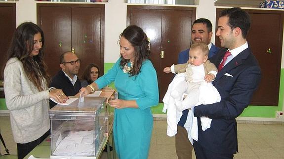 El recién bautizado Alonso, testigo de las votaciones de sus padres