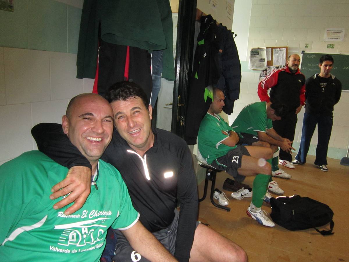 Pompa, autor de uno de los goles, junto a Mendoza