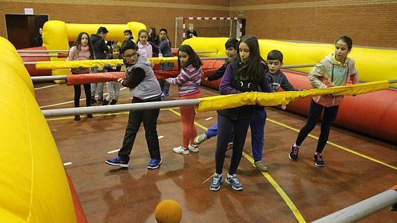 Los valverdeños participando en el futbolín humano