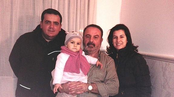 María con sus padres, Víctor Manuel y Almudena y con su abuelo Antolín, primer nacimiento del año