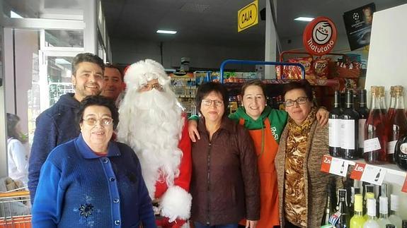 Papa Noel visitó los comercios participantes en la campaña