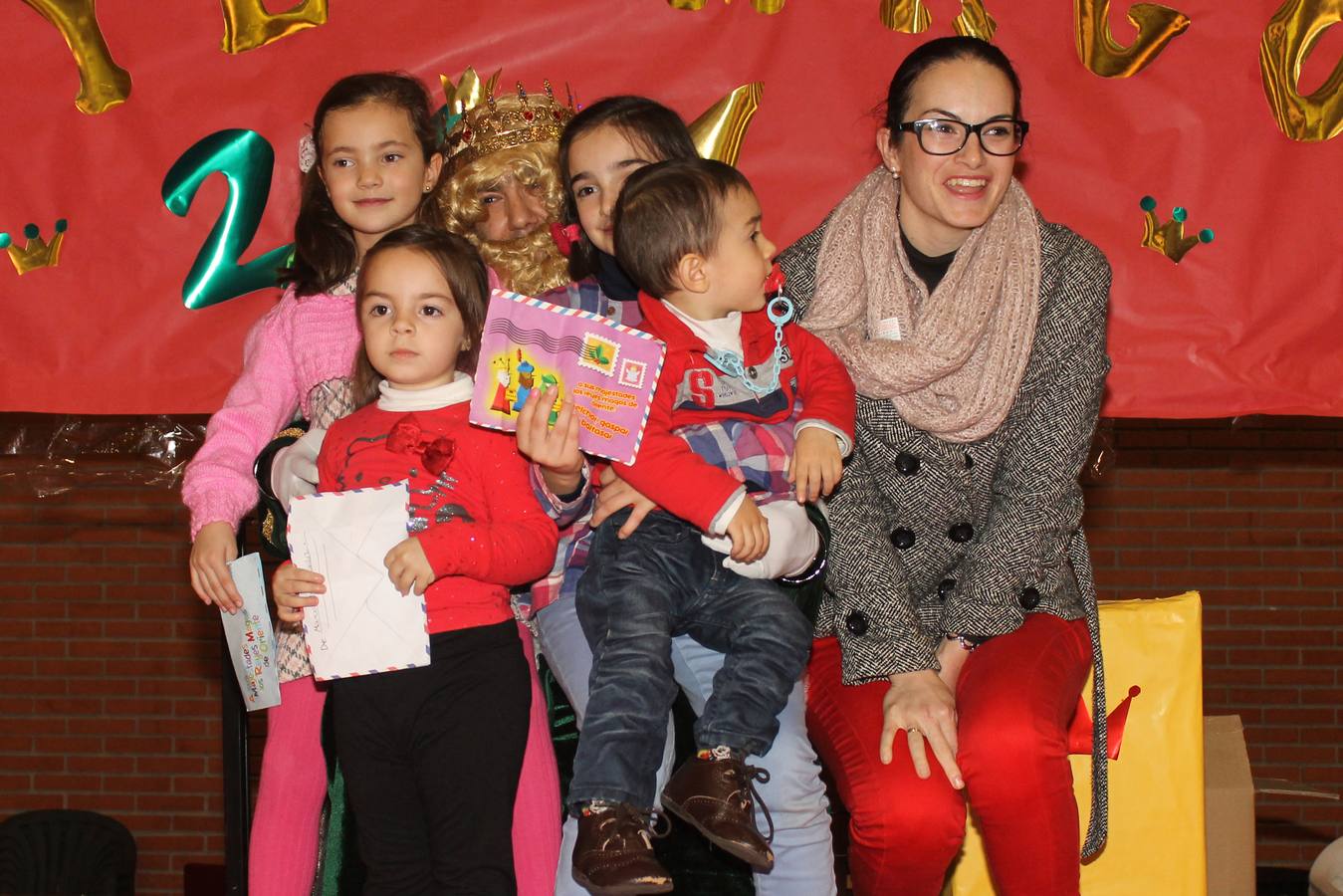 Grupo de niños con un Rey Mago