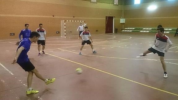 Encuentro entre IU Valverde y La Mezcla FS, que terminó con empate a tres