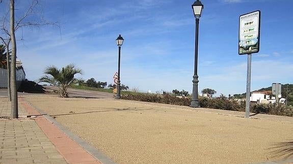 Pista de petanca con el panel con las reglas de juego