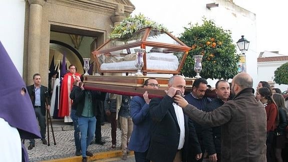 Salida de la imagen del Cristo yacente de la parroquia