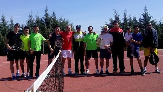 Algunos participantes en la liga de tenis