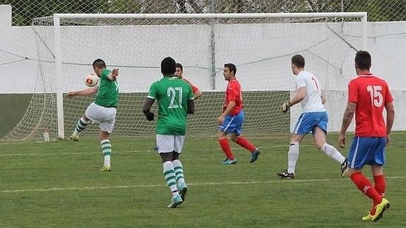 Borja Romero, con todo a favor, lanza el balón alto en la ocasión más clara de la primera parte